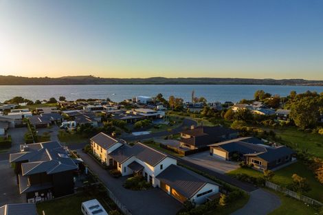 Photo of property in 24 Pukenamu Road, Rainbow Point, Taupo, 3330