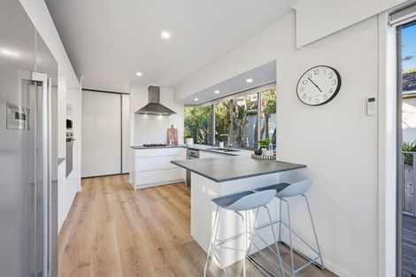 Photo of property in 5 Liston Crescent, Cockle Bay, Auckland, 2014