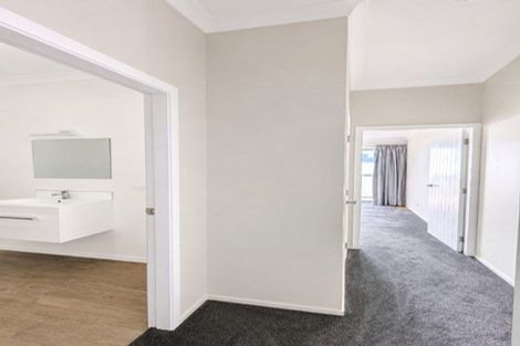 Photo of property in 10/19 Collins Avenue, Tawa, Wellington, 5028
