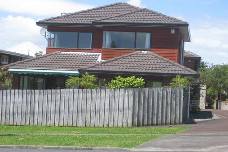 Photo of property in 2/66 Raleigh Road, Northcote, Auckland, 0627