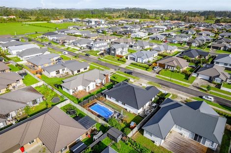 Photo of property in 5 Aporo Drive, Kumeu, 0810