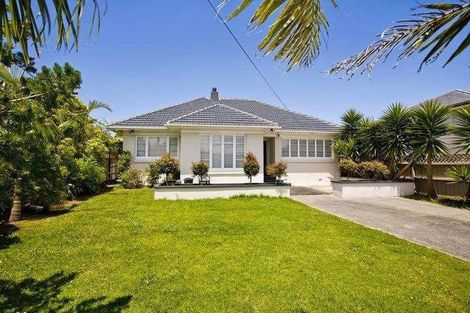 Photo of property in 60 Eversleigh Road, Belmont, Auckland, 0622