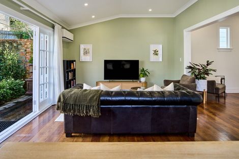 Photo of property in 25 Newman Terrace, Thorndon, Wellington, 6011
