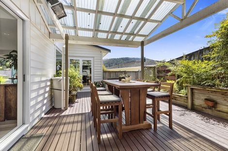 Photo of property in 15 Somerville Terrace, Tawa, Wellington, 5028