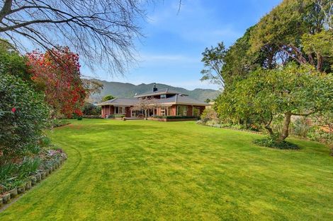 Photo of property in 10 Karaka Grove, Waikanae, 5036