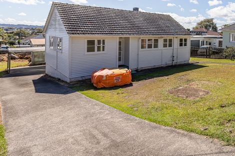 Photo of property in 18 Humphrey Kemp Avenue, Henderson, Auckland, 0612