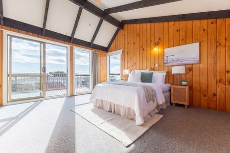 Photo of property in 26 Reeves Street, Waikanae Beach, Waikanae, 5036