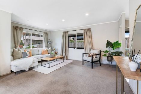 Photo of property in 2/45 Unsworth Drive, Unsworth Heights, Auckland, 0632