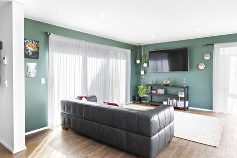 Photo of property in 16 Piper Way, Newlands, Wellington, 6037