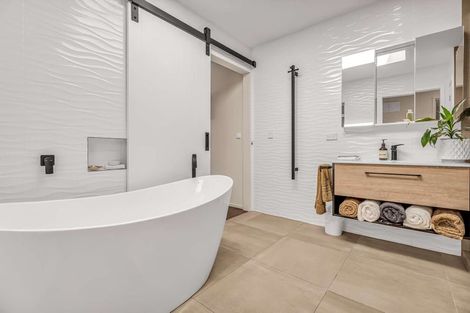 Photo of property in 10 Rena Place, Whitianga, 3510