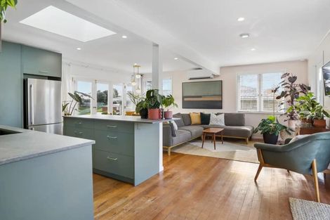 Photo of property in 25 Trojan Crescent, New Lynn, Auckland, 0600