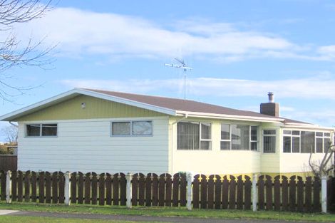Photo of property in 73 Oakfield Crescent, Pukete, Hamilton, 3200