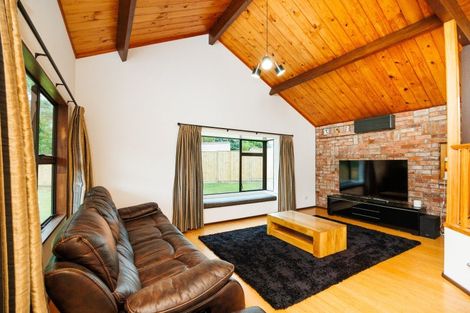 Photo of property in 11 Hillgrove Place, Fitzherbert, Palmerston North, 4410