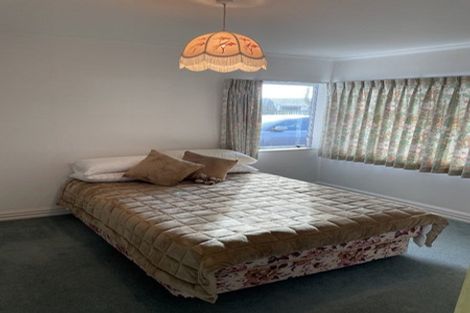 Photo of property in 2/24 Cherub Place, West Harbour, Auckland, 0618