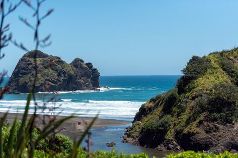 Photo of property in 20 Garden Road, Piha, 0772