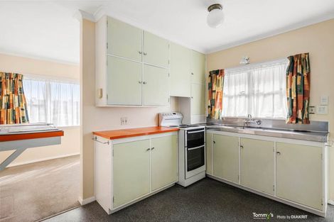 Photo of property in 15 Warrington Grove, Newlands, Wellington, 6037