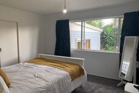 Photo of property in 18 Walton Street, Red Beach, 0932