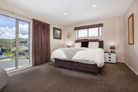 Photo of property in 6 Sumner Terrace, Aotea, Porirua, 5024