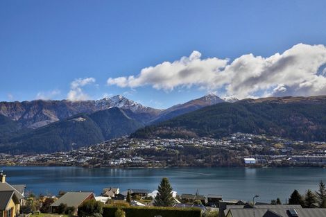 Photo of property in 5 Milward Place, Kelvin Heights, Queenstown, 9300