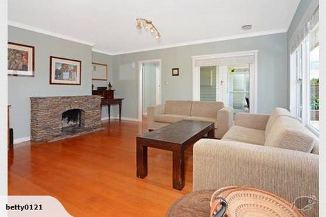 Photo of property in 296 East Coast Road, Forrest Hill, Auckland, 0620