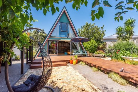 Photo of property in 10 Hastings Street, Waikanae Beach, Waikanae, 5036