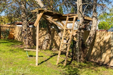 Photo of property in 17a Ash Street, Maungaturoto, 0520