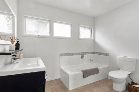 Photo of property in 9 Garmons Way, Castor Bay, Auckland, 0620