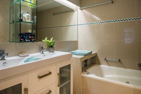 Photo of property in 1/226 Oriental Parade, Oriental Bay, Wellington, 6011