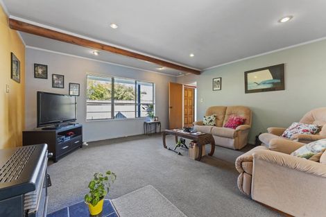 Photo of property in 28 Heathcote Place, Fitzherbert, Palmerston North, 4410