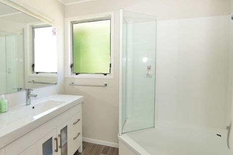 Photo of property in 4 Pahi Place, West Harbour, Auckland, 0618