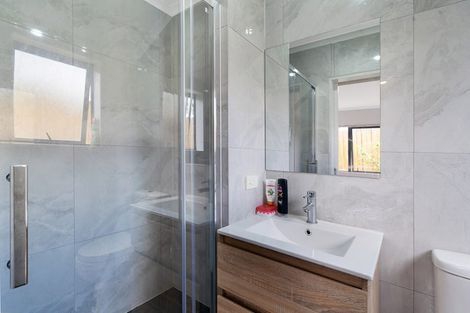 Photo of property in 18 Plumstead Rise, Glen Eden, Auckland, 0602