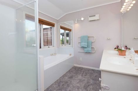 Photo of property in 59 Litten Road, Cockle Bay, Auckland, 2014