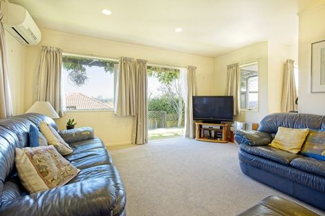Photo of property in 2/30 Sunset Road, Unsworth Heights, Auckland, 0632
