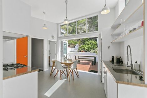 Photo of property in 106 Breaker Bay Road, Breaker Bay, Wellington, 6022