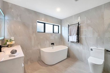 Photo of property in 23a Cottam Grove, Northcross, Auckland, 0632