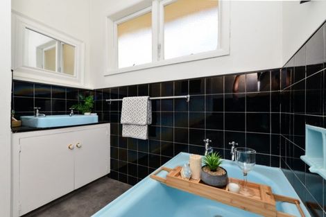 Photo of property in 16 Forest Lake Road, Forest Lake, Hamilton, 3200