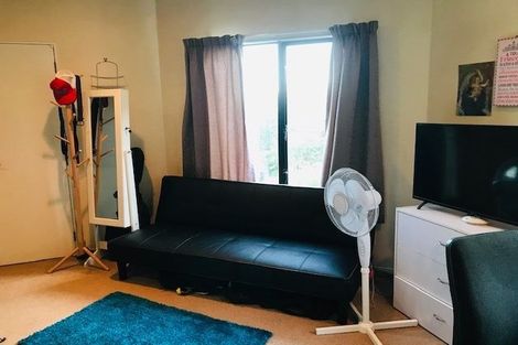 Photo of property in 2/2 Deverell Place, Northcross, Auckland, 0632