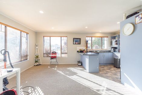 Photo of property in 35 Dalfield Place, Highbury, Palmerston North, 4412