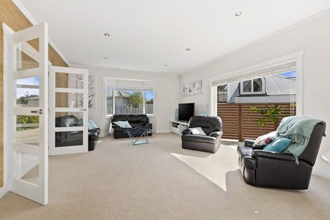 Photo of property in 5a Marine Terrace, Bayswater, Auckland, 0622