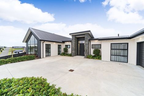 Photo of property in 44 Vaucluse Heights, Fitzherbert, Palmerston North, 4410
