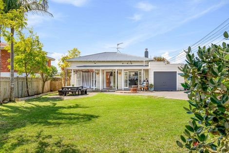 Photo of property in 57 Lynwood Road, New Lynn, Auckland, 0600