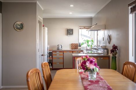 Photo of property in 2/114 Bradbury Road, Botany Downs, Auckland, 2010