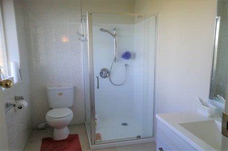 Photo of property in 1/1 Cheval Drive, Totara Vale, Auckland, 0629