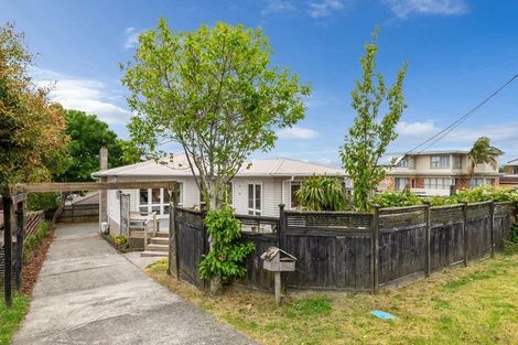 Photo of property in 1/95 Sylvan Avenue, Northcote, Auckland, 0627