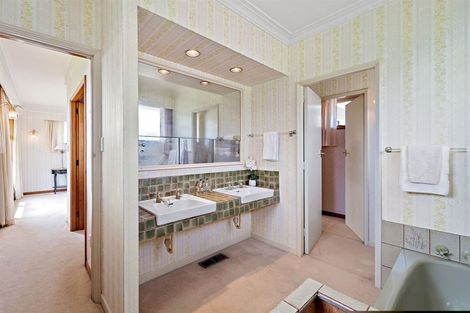 Photo of property in 2 Pendene Place, Forrest Hill, Auckland, 0620