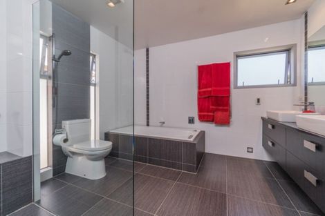 Photo of property in 16 Kiwi Esplanade, Mangere Bridge, Auckland, 2022