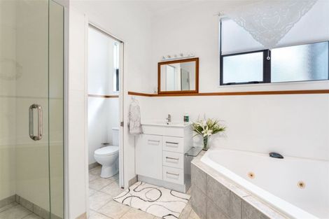 Photo of property in 15b Harrybrook Road, Green Bay, Auckland, 0604