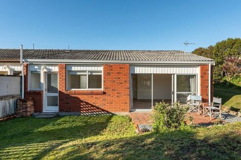 Photo of property in 39 Colchester Crescent, Newlands, Wellington, 6037