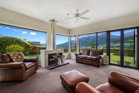 Photo of property in 8 Milward Place, Kelvin Heights, Queenstown, 9300