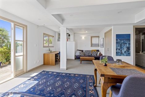 Photo of property in 2 Robieson Lane, Roseneath, Wellington, 6011